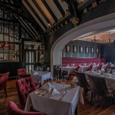 Отель Clontarf Castle 4*